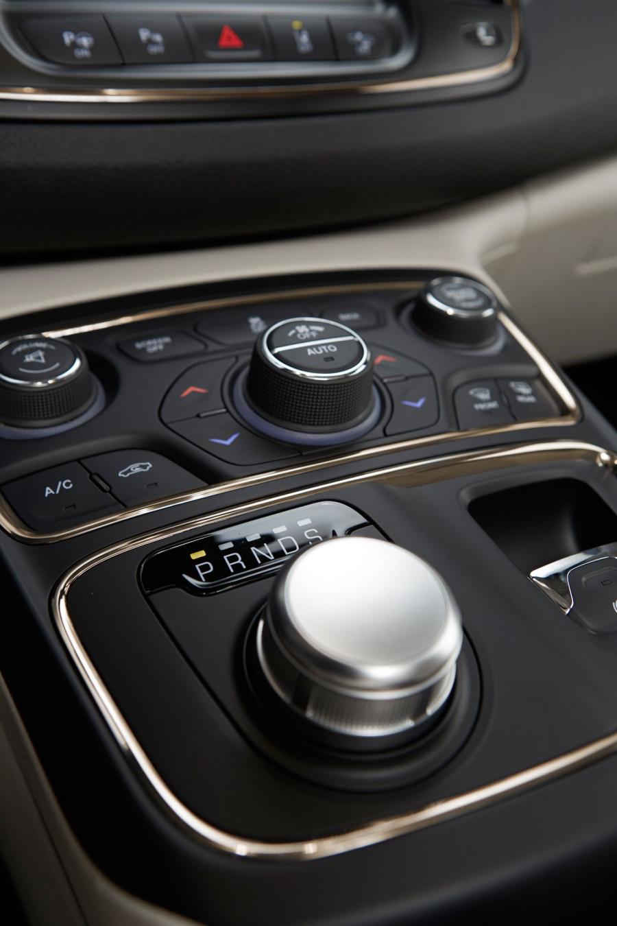 Chrysler 200 2015 года  (фото 21 из 207)